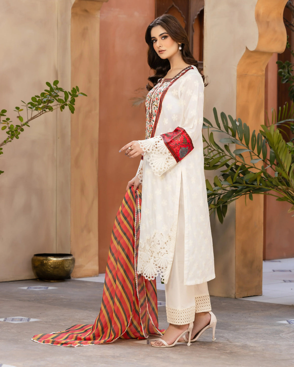 Husn e Rawayat Elegant Chicken Kari Dress