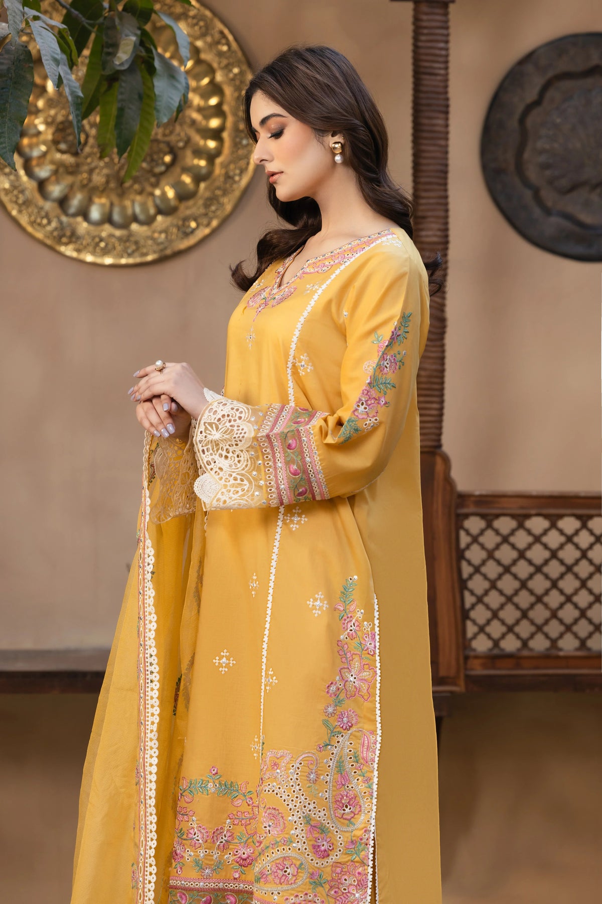 Zari Bahar A Radiant Expression of Grace