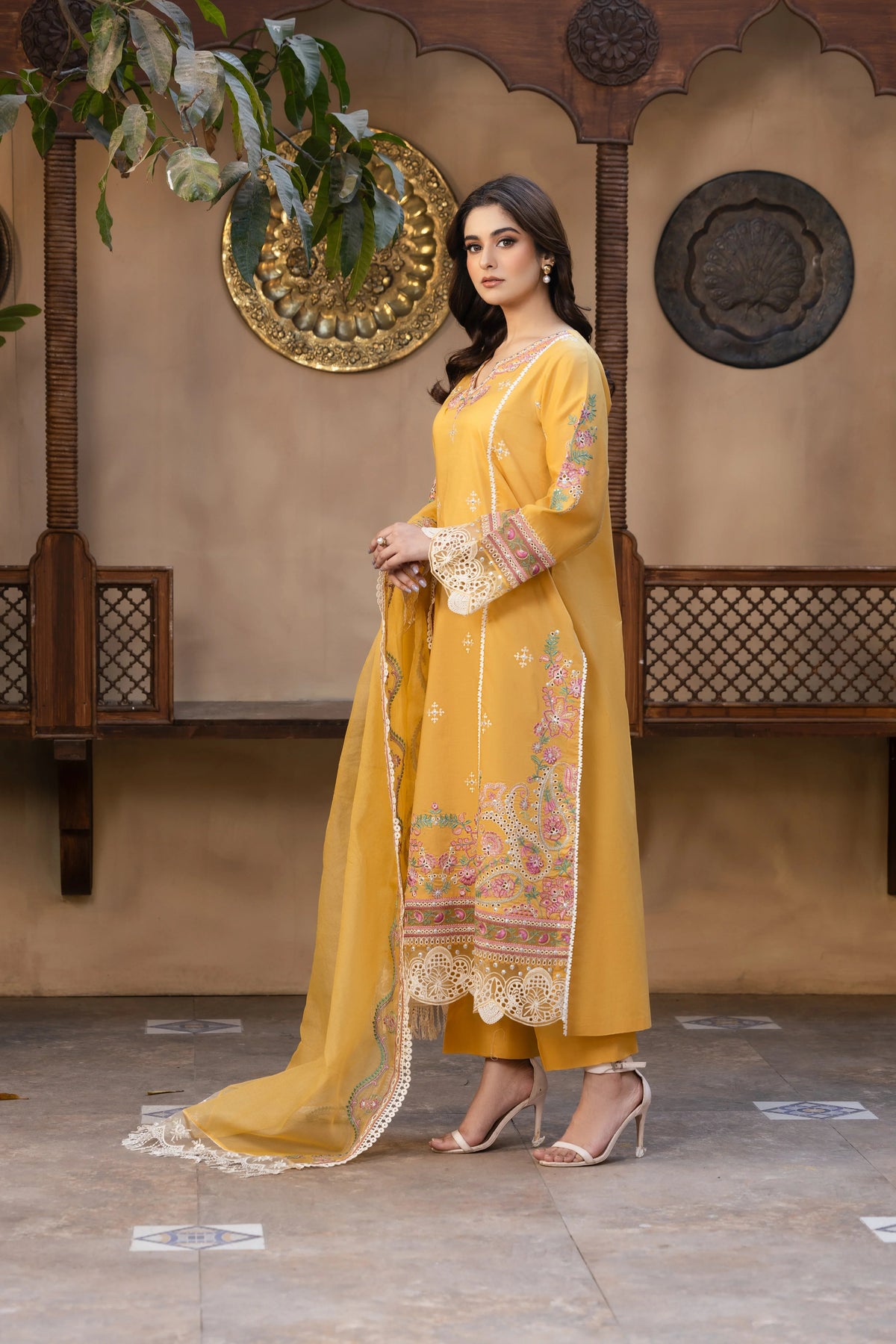 Zari Bahar A Radiant Expression of Grace Pret