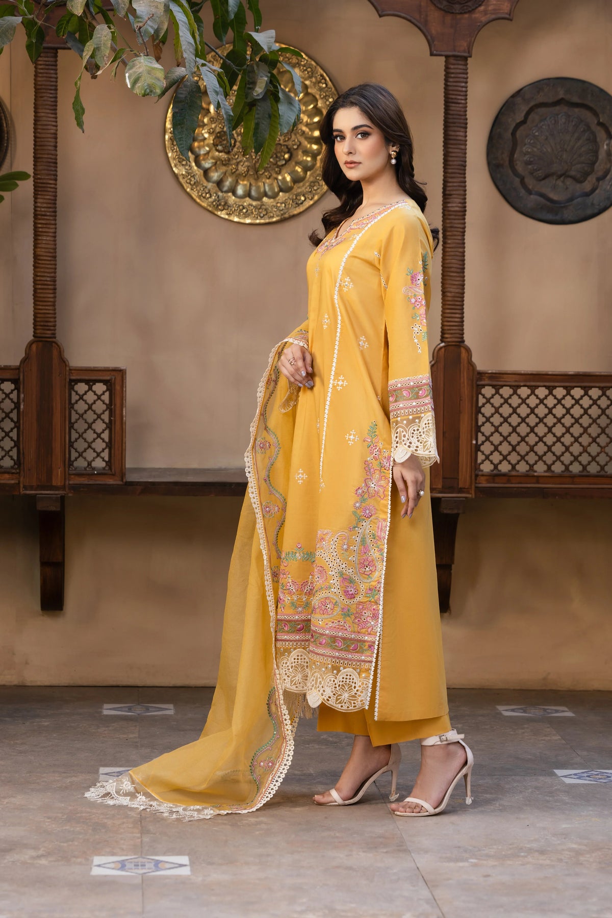 Zari Bahar A Radiant Expression of Grace Pret